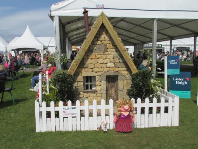 Clarence the Clarinet-Playing Cat and Boris the Bass-Playing Bear | Harrogate Flower Show, The Great Yorkshire Showground, April 2022