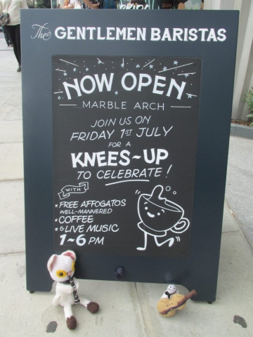 Clarence the Clarinet-Playing Cat and Boris the Bass-Playing Bear | Coffee shop opening, Marble Arch (London), July 2022