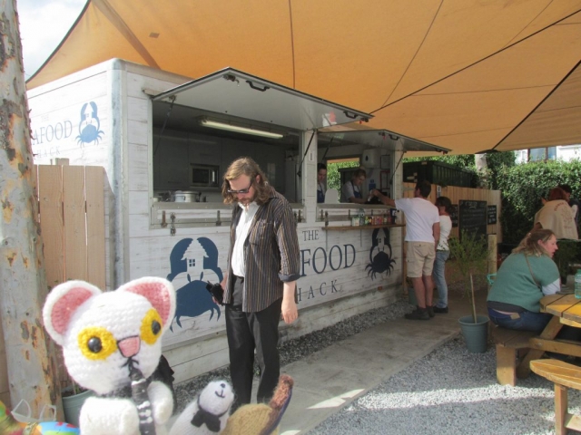 Clarence the Clarinet-Playing Cat and Boris the Bass-Playing Bear | Busking, The Seafood Shack (Ullapool), August 2022